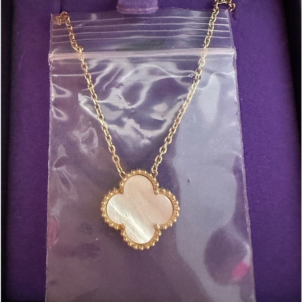 Four Leaf Clover Goldtone Necklace In Purpke Box BNWT - Picture 3 of 4